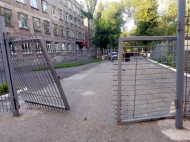 На Донбассе мужчина протаранил ворота СБУ 