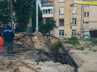 В Киеве ливень разрушил мост: приведена схема объезда (видео)