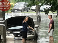 Озеро на Дорогожичах: в сети показали новые видео последствий стихии в Киеве (видео)