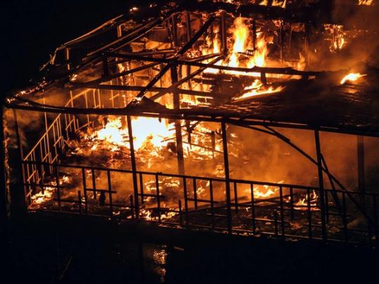 Пожар на барже в Киеве