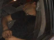 Залез в машину и уснул: сеть насмешил курьезный инцидент с вором в Одессе (фото)
