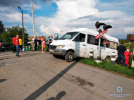 В Украине грузовой поезд сбил на переезде маршрутку (фото)