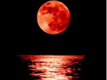 Кровавая луна: появились красочные фото уникального лунного затмения