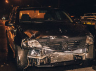 Ночное ДТП в Киеве: возле метро «Ипподром» столкнулись три автомобиля