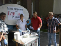 В Полтавской области бесплатно раздали тонну молока
