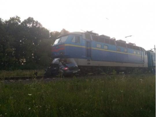 Поезд «Киев—Бердянск» снес легковое авто: есть жертвы 