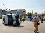 Не поделили дорогу: в Полтаве полицейский Renault врезался в инкассаторов, один человек в больнице (обновлено)