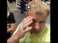 В киевском гипермаркете консультант избил покупателя на глазах у его ребенка (видео)