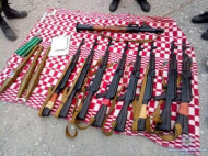 Банда продавала оружие через интернет: стало известно о масштабных обысках по всей Украине
