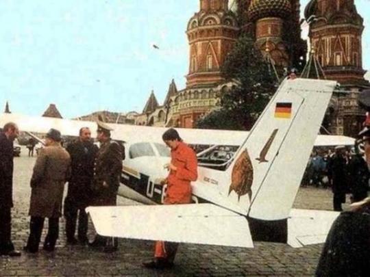 Матиас Руст посадил самолет на Красной площади