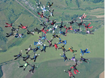 На Харьковщине 57 парашютисток установили мировой рекорд (фото, видео)
