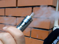 Раде предлагают приравнять электронные сигареты к обычным