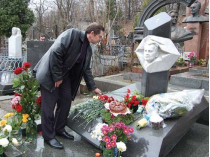 Виктор Жадько у могили писателя Олеся Гончара на Байковом кладбище