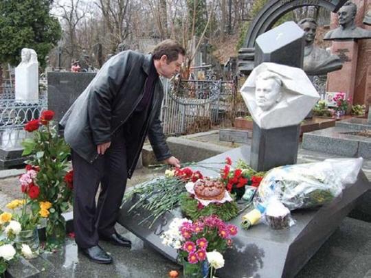 Виктор Жадько у могили писателя Олеся Гончара на Байковом кладбище