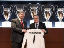 Петру Порошенко вручили футболку «Реала» с первым номером 