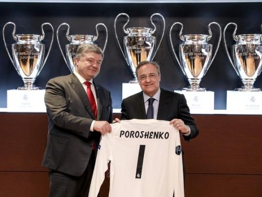 Петру Порошенко вручили футболку «Реала» с первым номером 