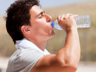 Названа новая опасность для мужчин: пластиковые бутылки отрицательно влияют на размер