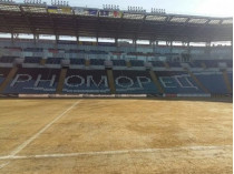 Желтый газон стадиона «Черноморец» в Одессе