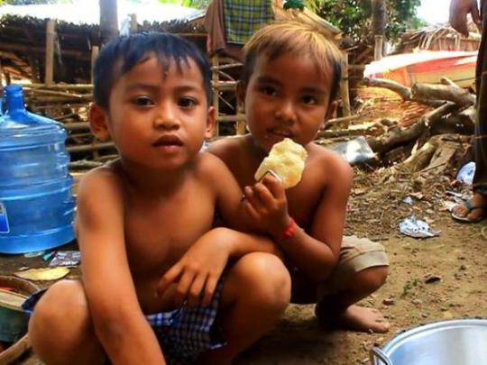 Дети, пострадавшие во время землетрясения в Индонезии