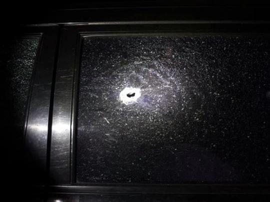 Пулевое отверстие в окошке автомобиля бойца «ПС»
