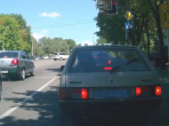 В Днепре горожане наказали полицейских за мусор на тротуаре (видео)