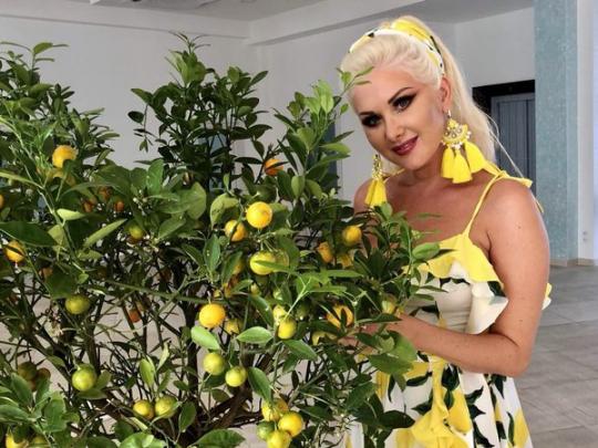Катя Бужинская с апельсиновым деревом