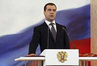 Вчера дмитрий медведев торжественно вступил в должность главы государства
