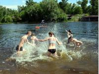 купающиеся в реке подростки