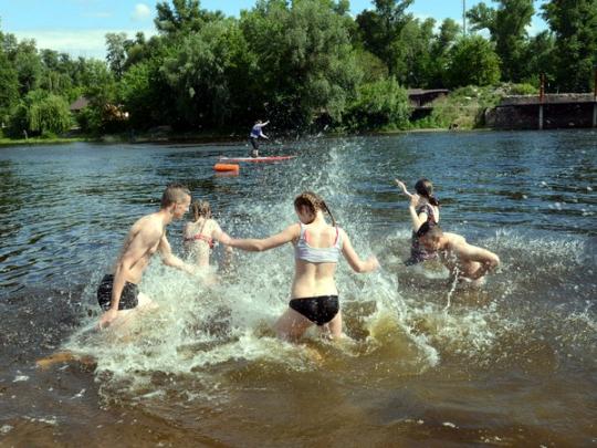 купающиеся в реке подростки
