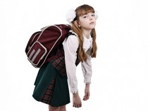 школьница с тяжелым рюкзаком