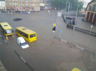 Дождь во Львове: городская площадь превратилась в озеро (фото, видео)