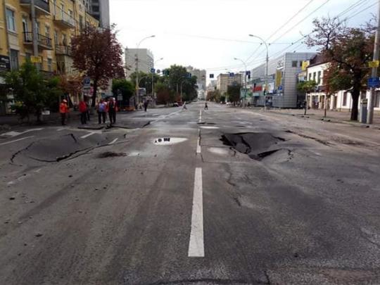 Потоп в Киеве разрушил асфальт на крупной дороге возле «Укравтодора»: в сети показали фото