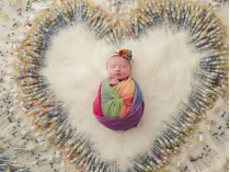 Фото младенца со шприцами