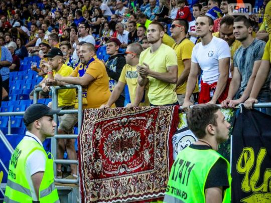 Болельщик в России пришел на футбольный матч с ковром (видео)