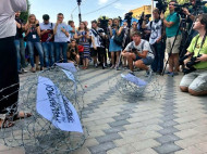 100 дней голодовки Сенцова: посольство России в Киеве обнесли колючей проволокой