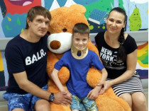 Восьмилетний Богдан с родителями