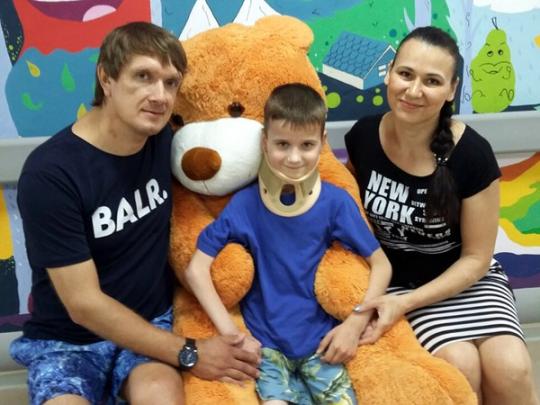 Восьмилетний Богдан с родителями