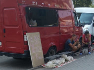 Пробили дно: в Киеве продают живых куриц и предлагают их убить прямо на улице