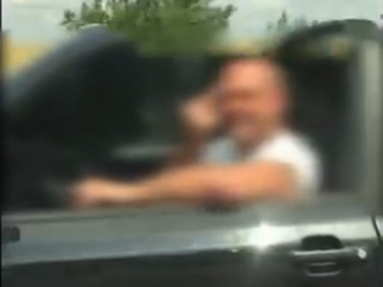 Погоня на одесской трассе: пьяный водитель кабриолета бросал в полицейских&#133; бутылки (видео)