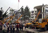 В китае мощный подземный толчок разрушил здание школы, в которой в это время находились более 900 детей