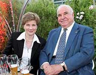 Бывший канцлер германии 78-летний гельмут коль прямо в больнице сочетался браком со своей 44-летней подругой майке рихтер