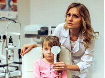 офтальмолог проверяет зрение у ребенка