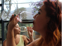 Женщины пьют вино