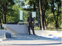 памятник Леонтовичу