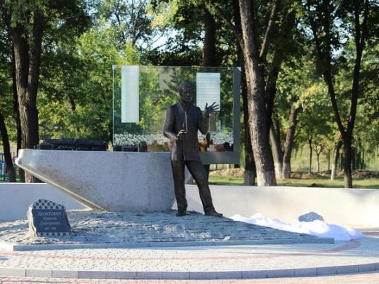 памятник Леонтовичу