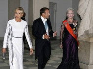 Брижит Макрон затмила на банкете королеву и принцесс Дании (фото)