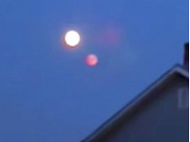 Загадочный красный объект возле Луны