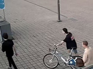 В Киеве подростки утопили новый прокатный велосипед: сеть взбудоражило видео