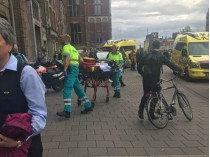 Санитары увозят раненого на вокзале в Амстердаме