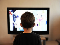 ребенок смотрит телевизор